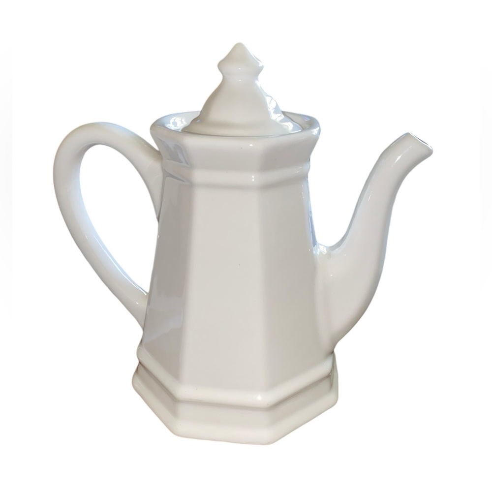 Heritage White teapot with lid by PFALTZGRAFF